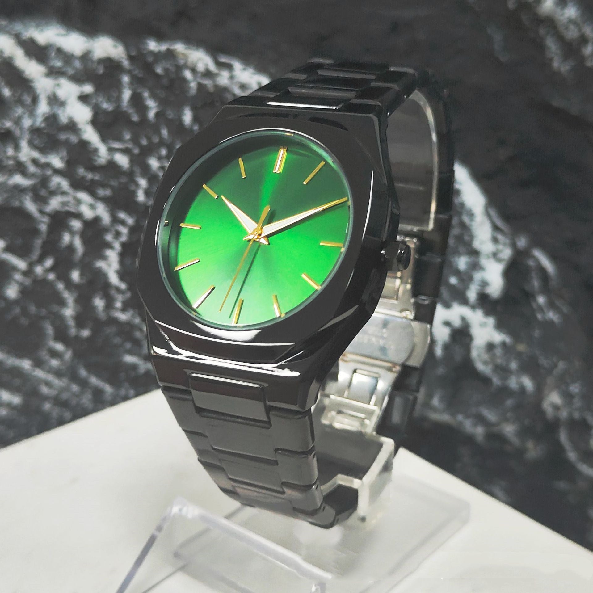 Mens Large-dial Stainless Steel Quartz Watch With A Luminous Night-time Display