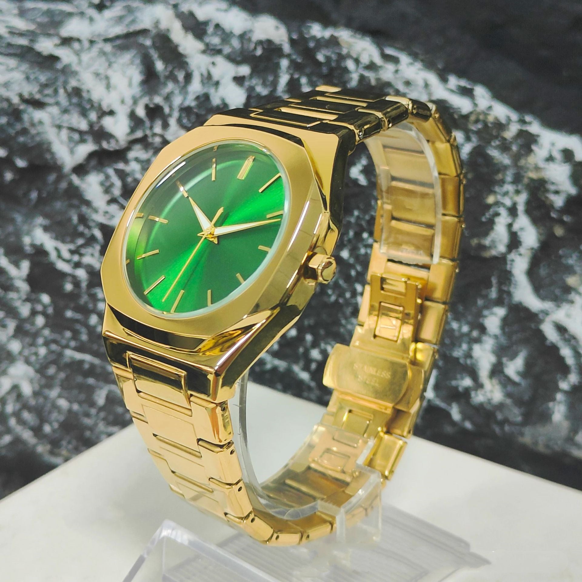 Mens Large-dial Stainless Steel Quartz Watch With A Luminous Night-time Display