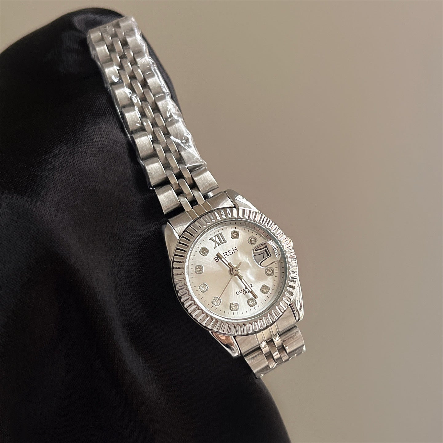 Casual Yet Sophisticated Round Diamond-face Watch
