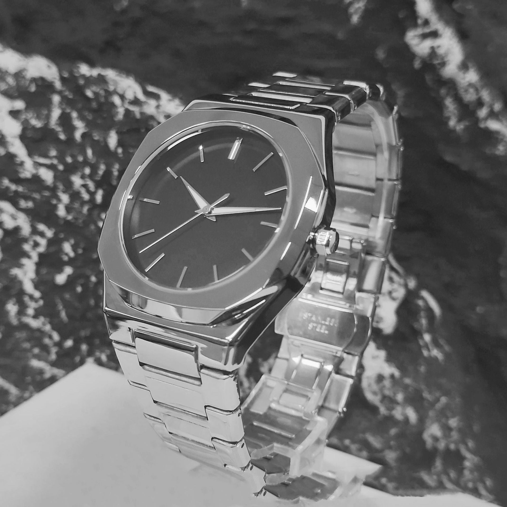 Mens Large-dial Stainless Steel Quartz Watch With A Luminous Night-time Display