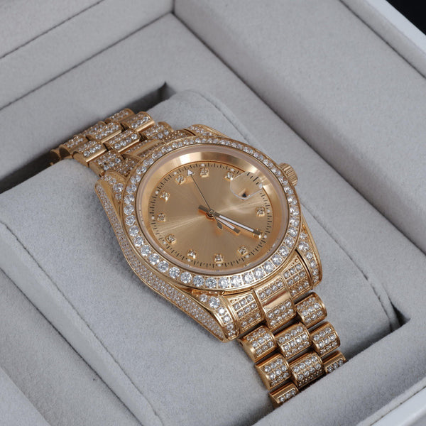 Mens Round Quartz Watch With A Steel Bracelet And A Diamond-encrusted Dial