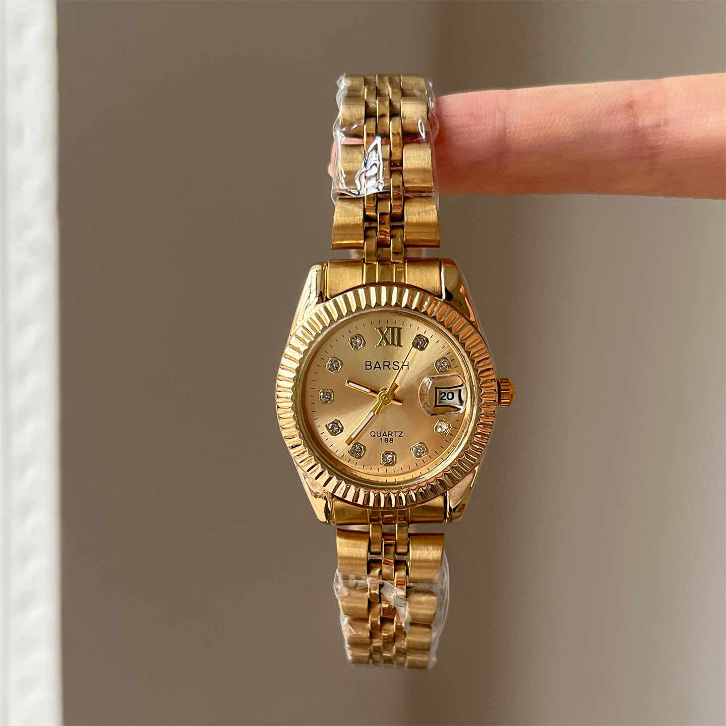 Casual Yet Sophisticated Round Diamond-face Watch
