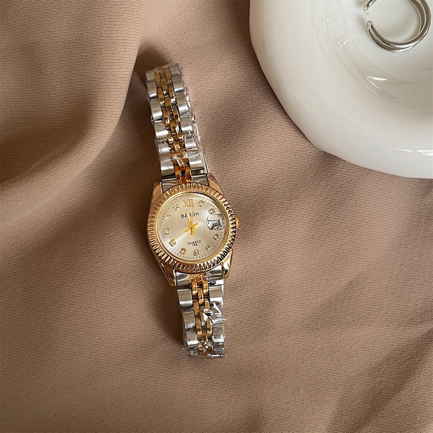 Casual Yet Sophisticated Round Diamond-face Watch