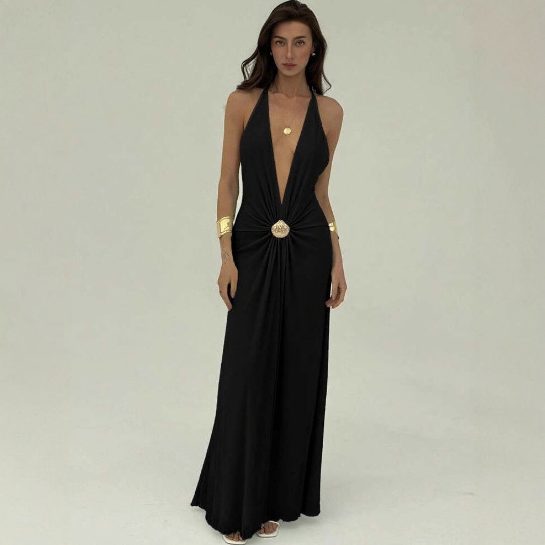 Solid-color Halter Dress With A Ruched Waist And A Bold Open Back