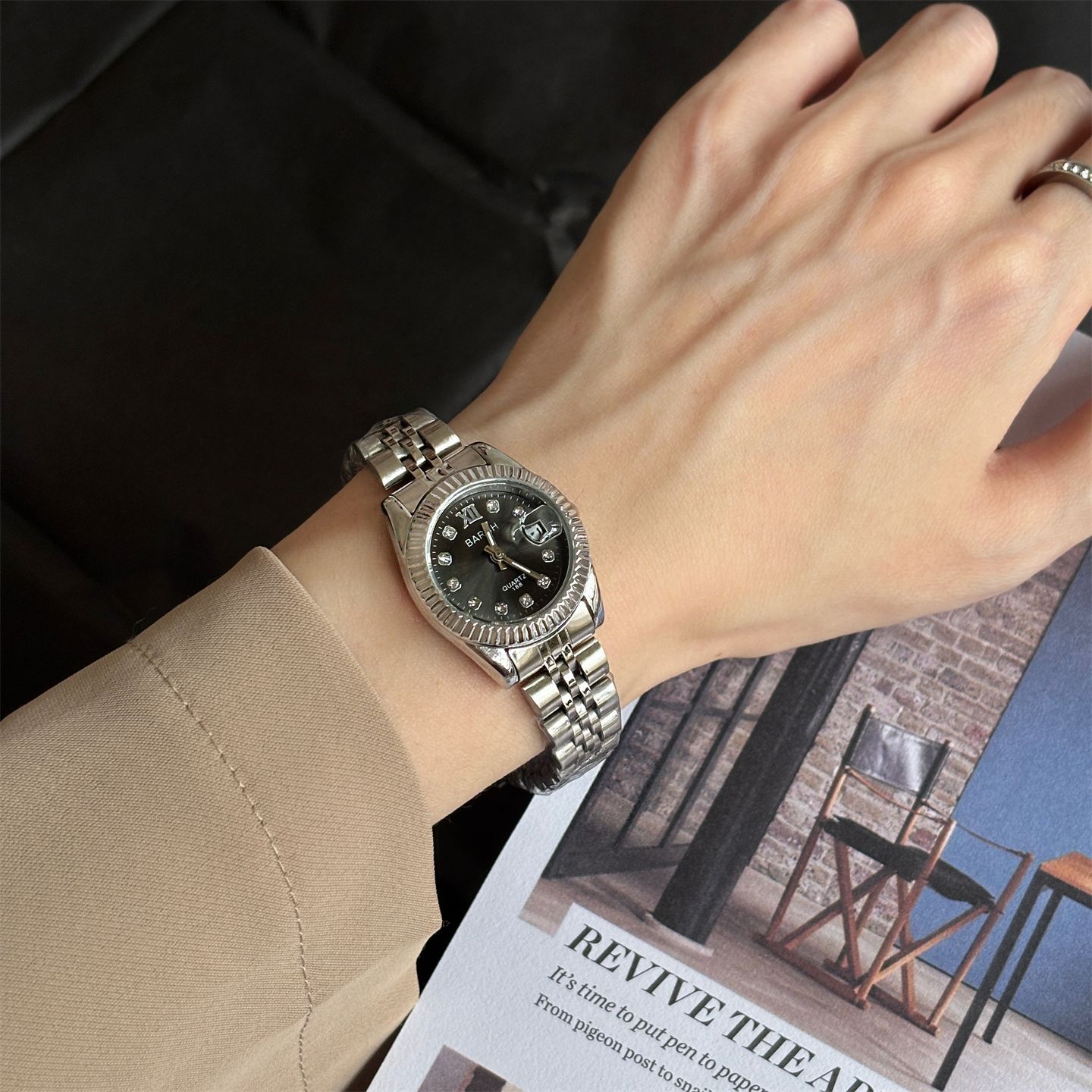 Casual Yet Sophisticated Round Diamond-face Watch