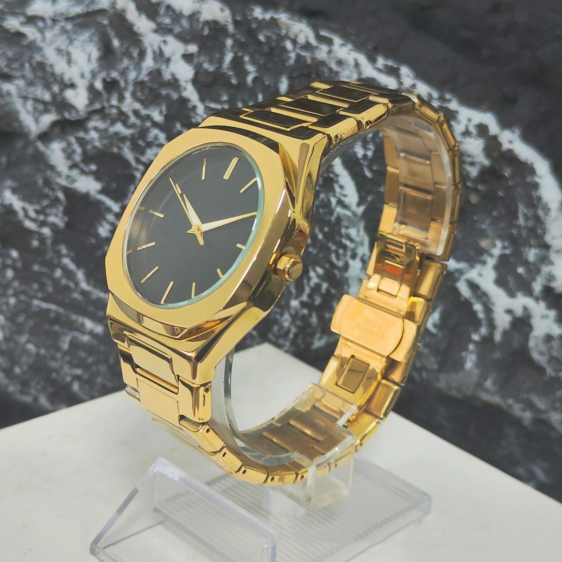 Mens Large-dial Stainless Steel Quartz Watch With A Luminous Night-time Display