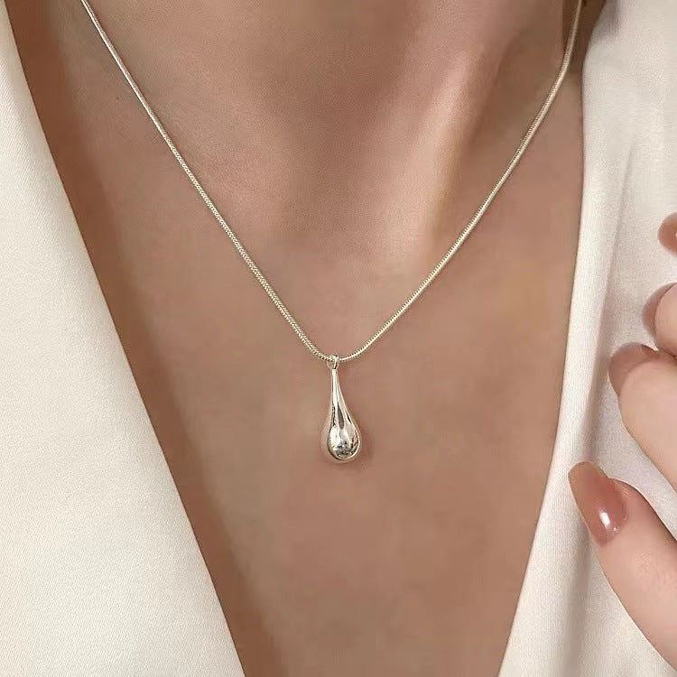 A Lifelike Snake-chain Necklace Adds A Touch Of Style To Your Everyday Commute Look