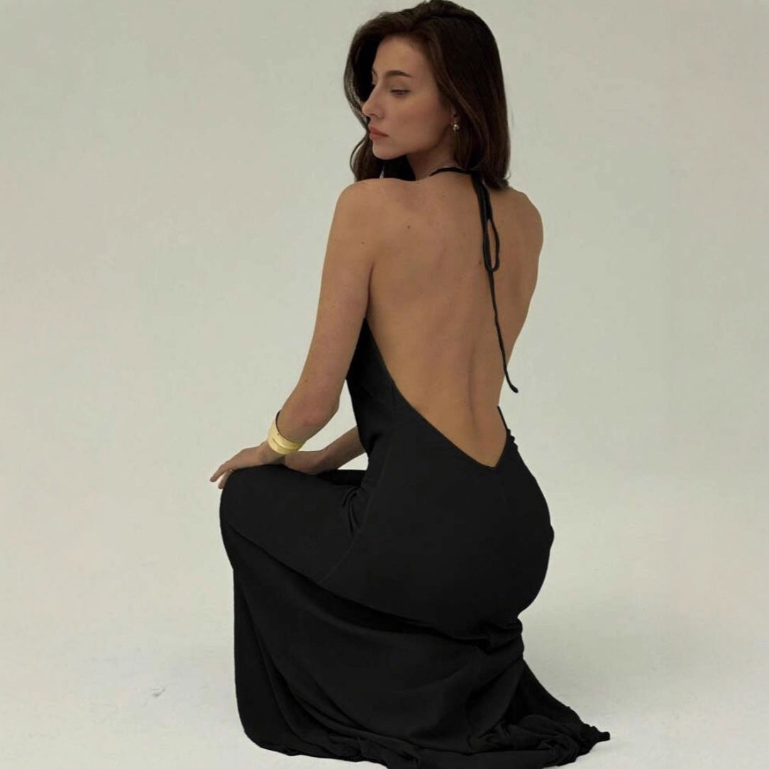 Solid-color Halter Dress With A Ruched Waist And A Bold Open Back