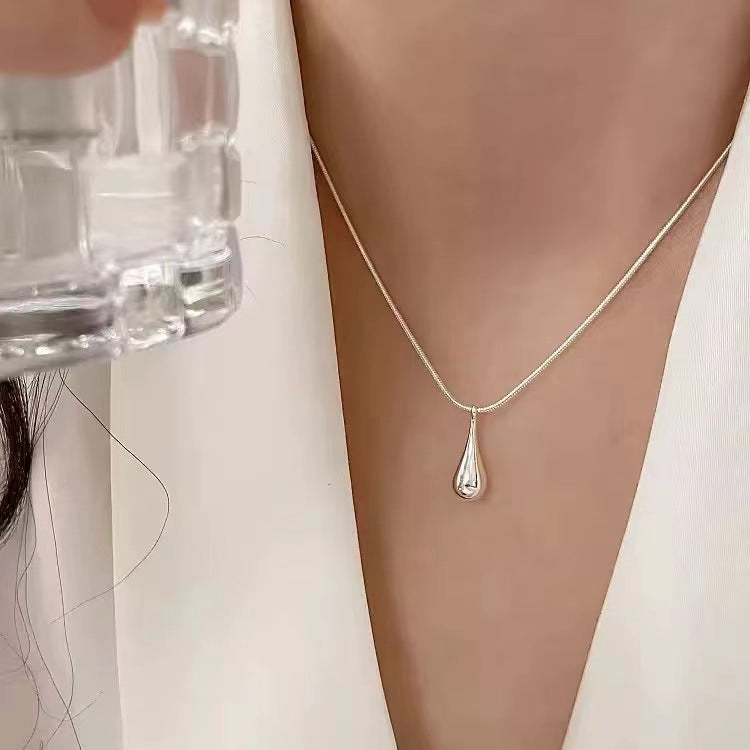 A Lifelike Snake-chain Necklace Adds A Touch Of Style To Your Everyday Commute Look