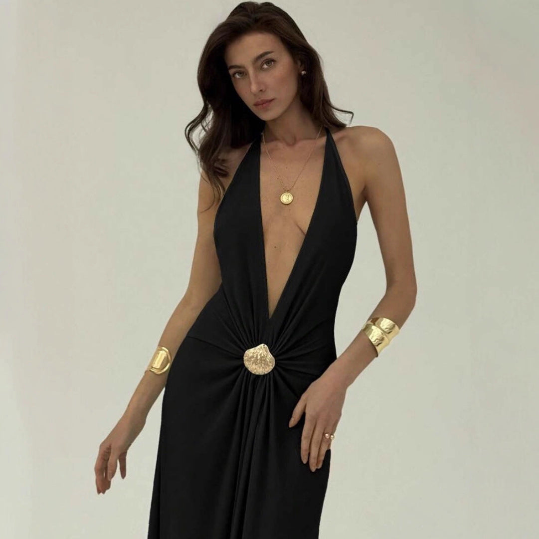 Solid-color Halter Dress With A Ruched Waist And A Bold Open Back