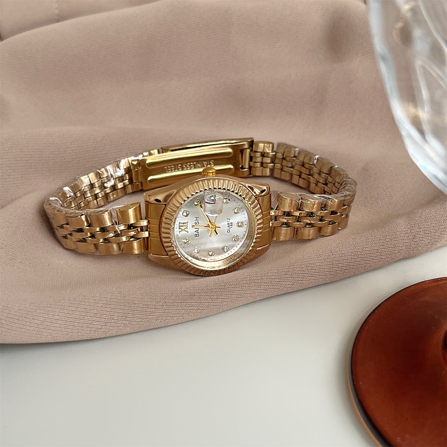Casual Yet Sophisticated Round Diamond-face Watch