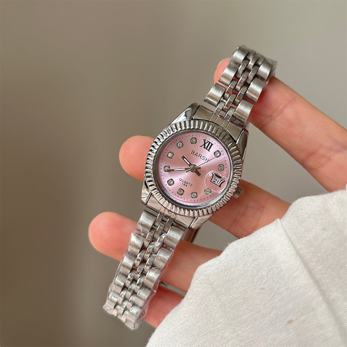 Casual Yet Sophisticated Round Diamond-face Watch