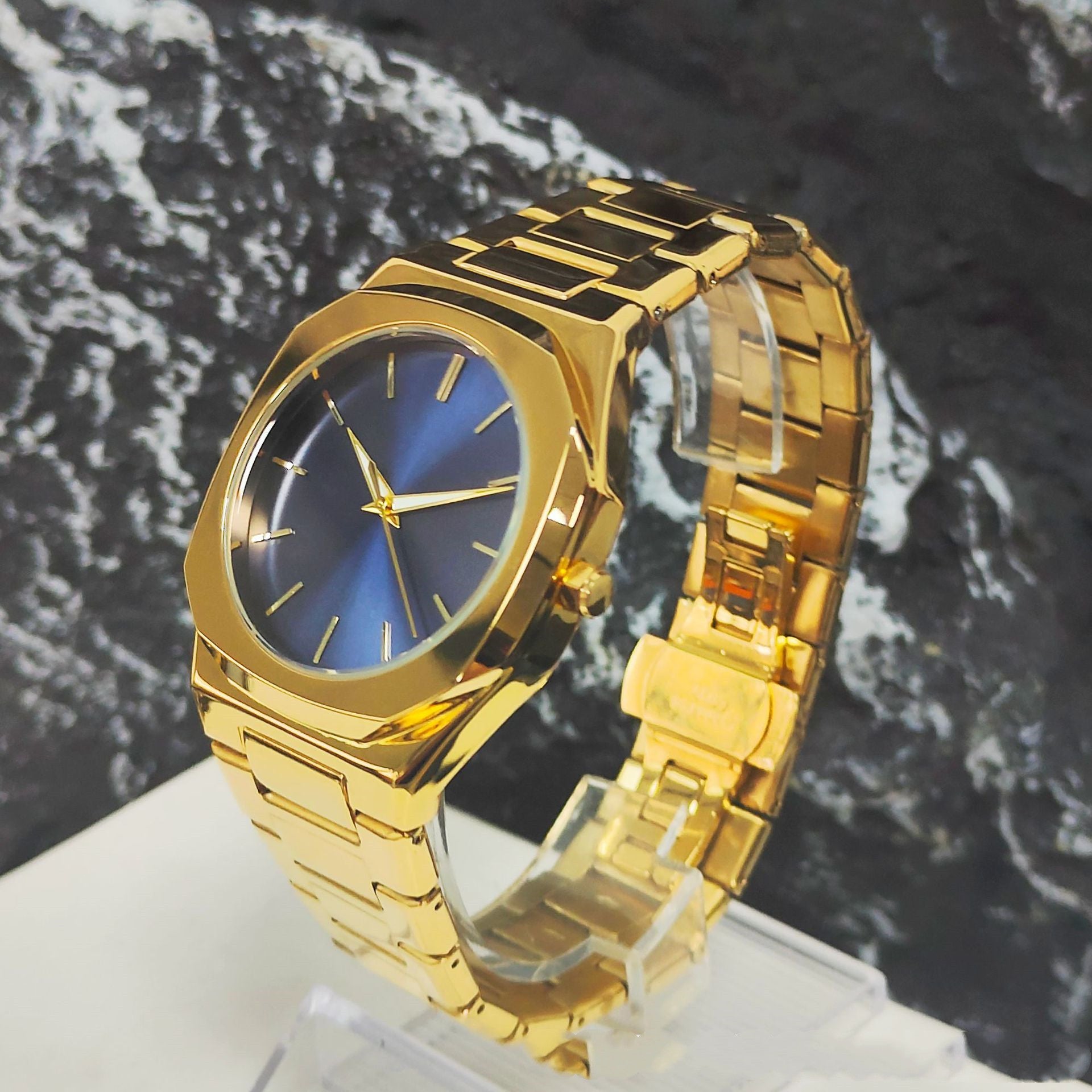 Mens Large-dial Stainless Steel Quartz Watch With A Luminous Night-time Display