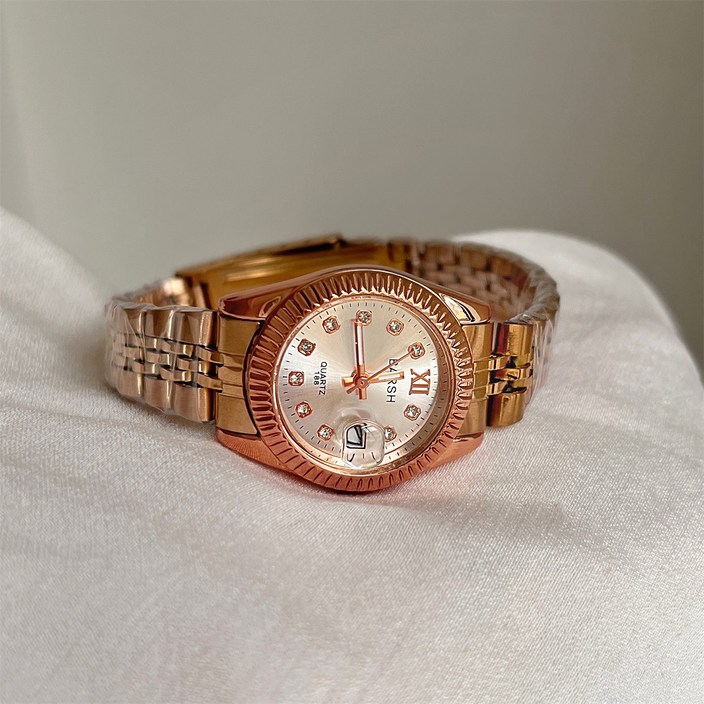 Casual Yet Sophisticated Round Diamond-face Watch